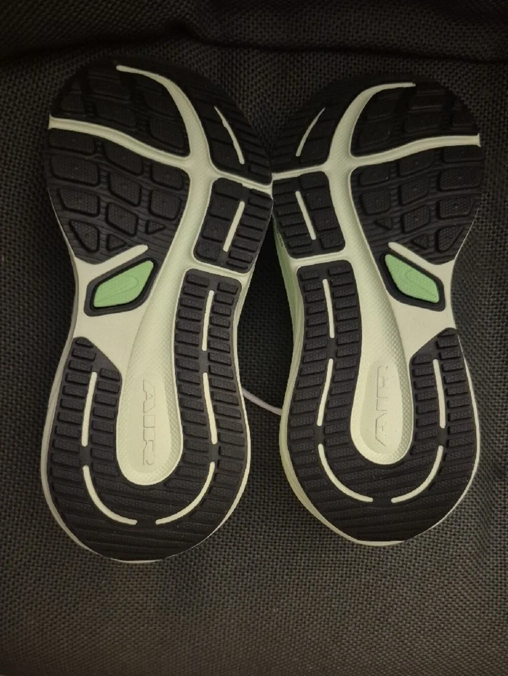 Nwt Nike Winflo 12 White Sneakers with Black Swoosh and Mint Green Accents